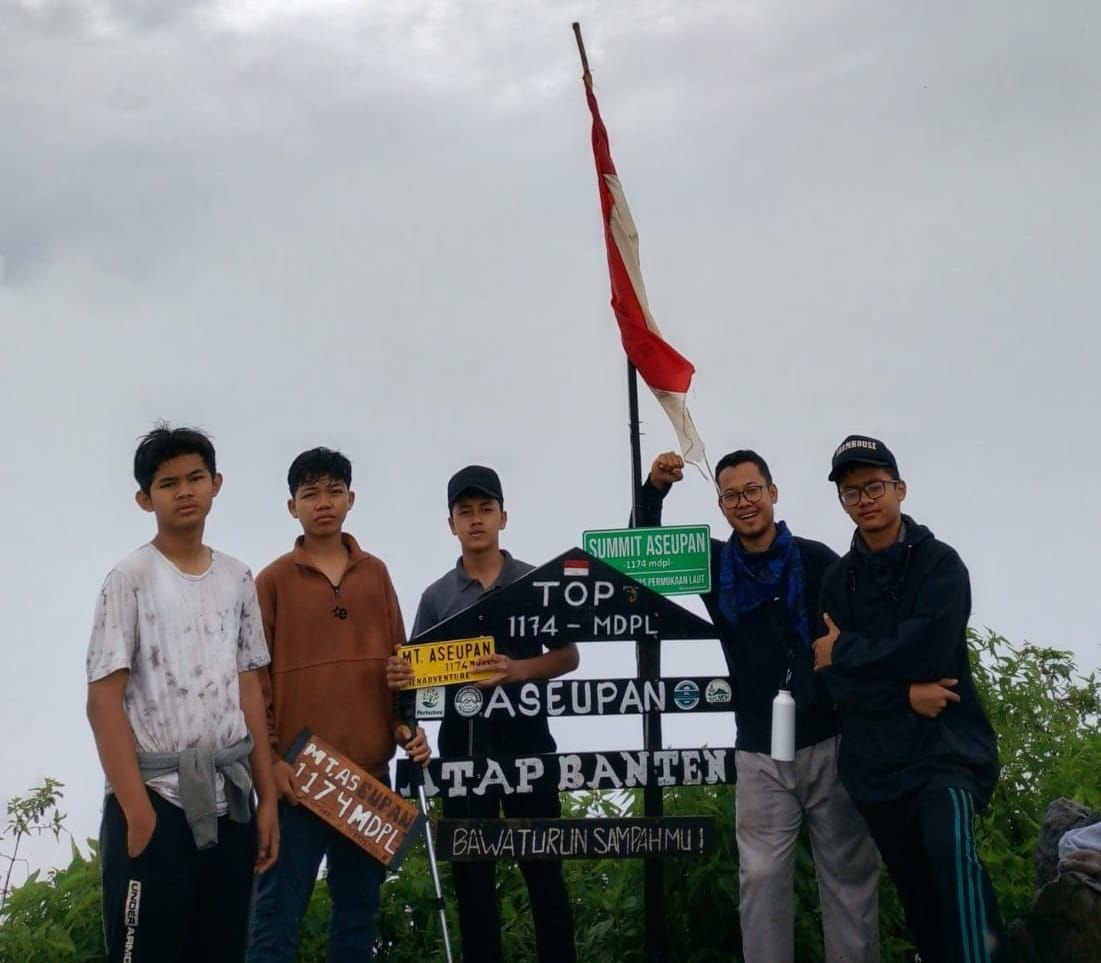 Siswa SMP Terpadu Al Qudwah Berhasil Capai Puncak Gunung Aseupan dalam Ekspedisi BPI