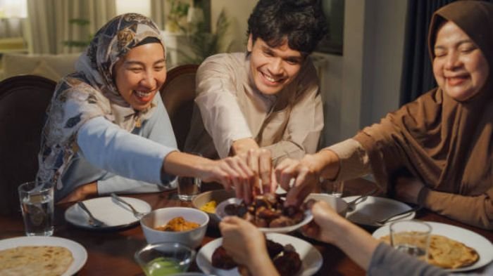 Inilah Hukum Mencicipi Makanan Saat Berpuasa Ramadhan, Batal atau Tidak?