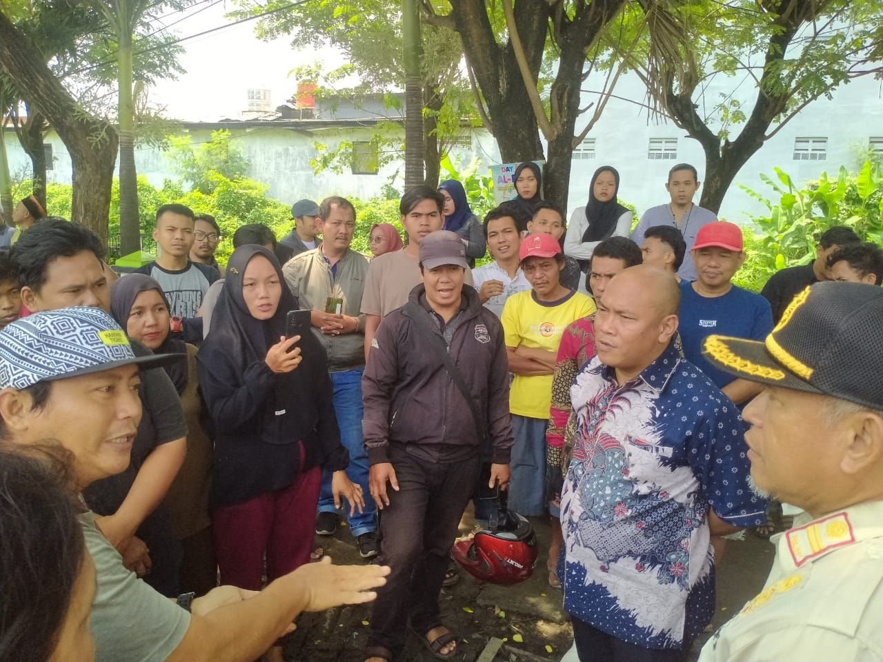 Ratusan PKL Tolak Digusur ke dalam Stadion MY, Alasannya Buat Nyari Modal Untuk Lebaran 8 Ratusan PKL Tolak Digusur ke dalam Stadion MY, Alasannya Buat Nyari Modal Untuk Lebaran