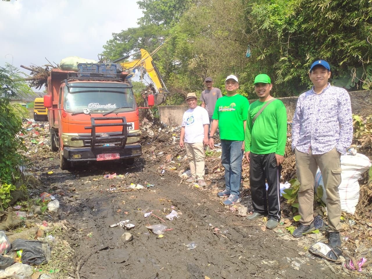 Langsung Bergerak, DLH dan DPUPR Kota Serang Angkut Timbunan Sampah Warga Persada Banten 1 Langsung Bergerak, DLH dan DPUPR Kota Serang Angkut Timbunan Sampah Warga Persada Banten