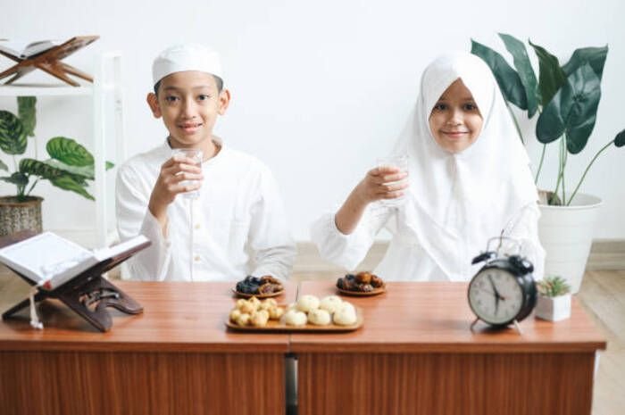 7 Tips Agar Puasa Pertama Anak Lancar dan Sehat, Cocok untuk Para Orang Tua