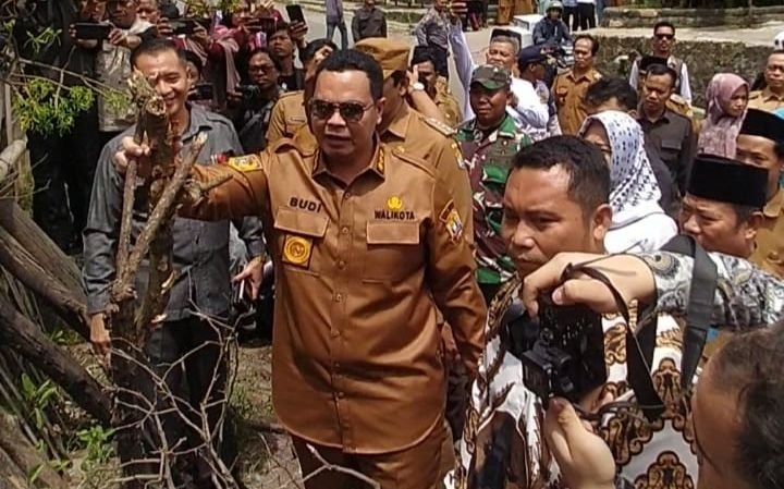 Walikota Serang Budi Rustan Turun Tangan, Bongkar Palang Kayu di SDN Kuranji Setelah 1,5 Tahun Disegel Ahli Waris 1 Walikota Serang Budi Rustan Turun Tangan, Bongkar Palang Kayu di SDN Kuranji Setelah 1,5 Tahun Disegel Ahli Waris