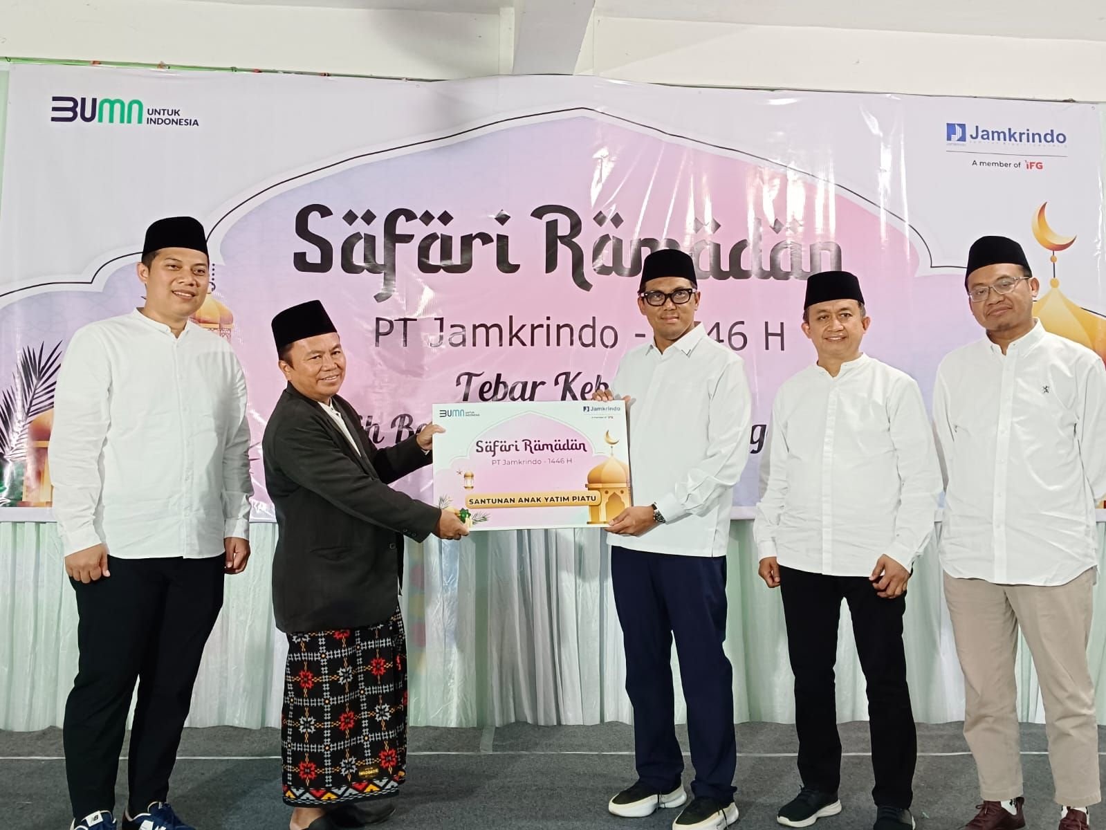 Jamkrindo Tebar 6.000 Paket Sembako dan Sambangi Banten di Safari Ramadhan 1 Jamkrindo Tebar 6.000 Paket Sembako dan Sambangi Banten di Safari Ramadhan