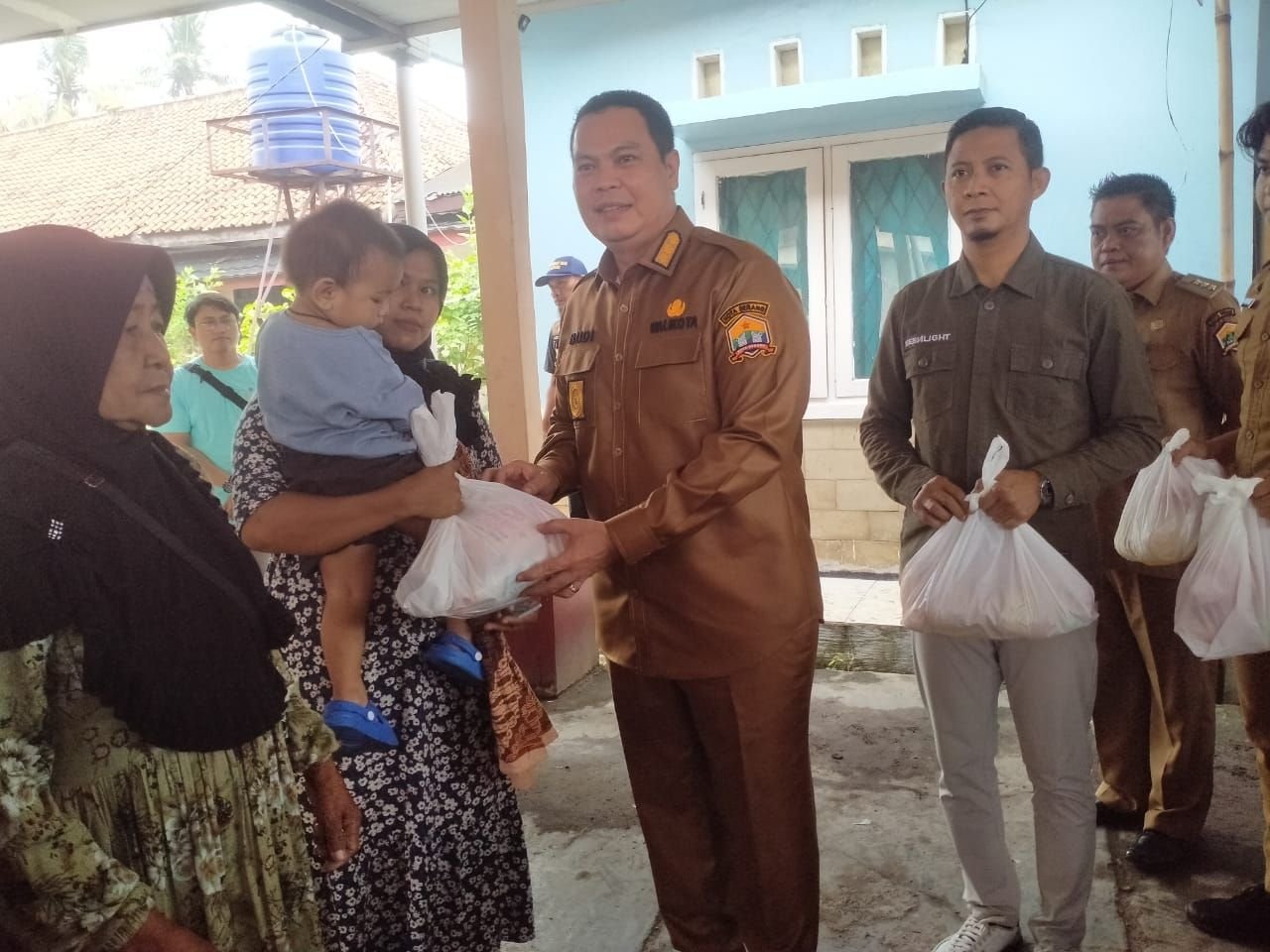 Walikota Serang Budi Rustandi Bagi-bagi Paket Sembako Murah, Realisasikan Program 100 Hari Kerja 1 Walikota Serang Budi Rustandi Bagi-bagi Paket Sembako Murah, Realisasikan Program 100 Hari Kerja
