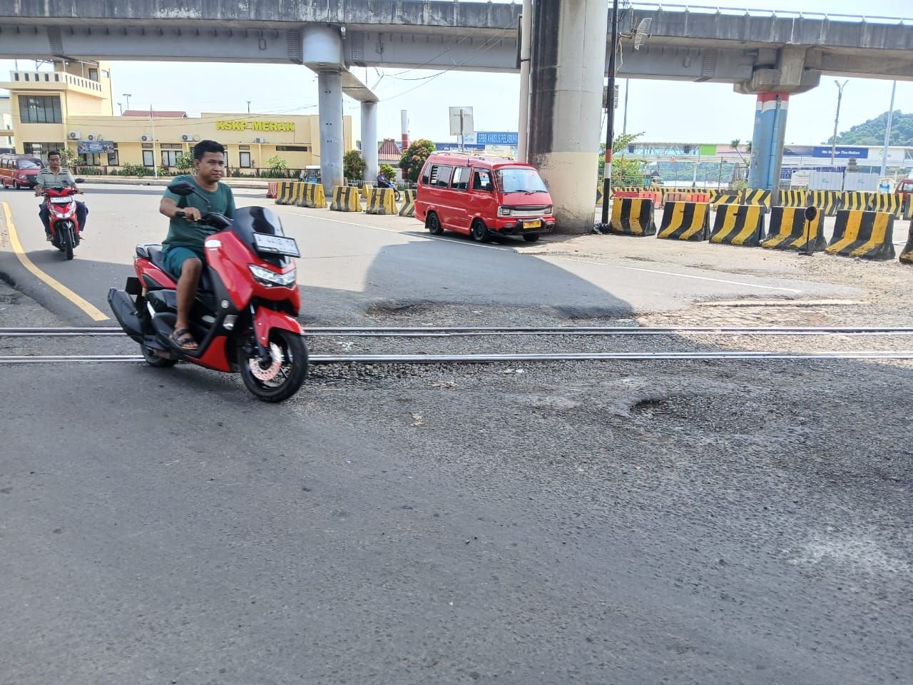 Tiga Pekan Jelang Arus Mudik Lebaran 2025, Akses Pelabuhan Merak Rusak Parah 3 Tiga Pekan Jelang Arus Mudik Lebaran 2025, Akses Pelabuhan Merak Rusak Parah