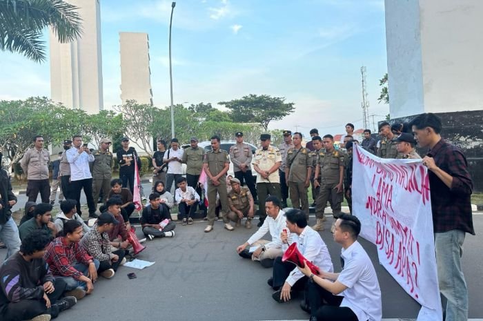 DPC GMNI Layangkan 9 Tuntutan ke Gubernur Banten, Soroti Program Sekolah Gratis 3 DPC GMNI Layangkan 9 Tuntutan ke Gubernur Banten, Soroti Program Sekolah Gratis