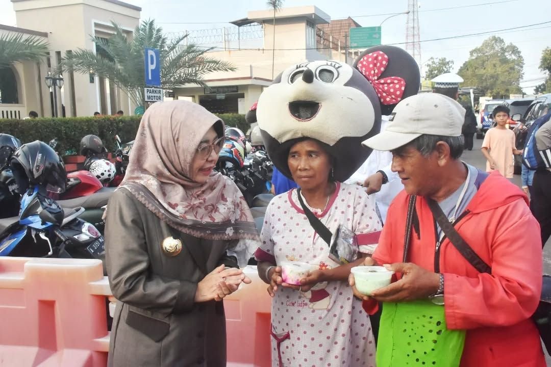Jalin Silaturahmi dengan Warga, Bupati Pandeglang Turun ke Jalan Lakukan Kegiatan Ini 6 Jalin Silaturahmi dengan Warga, Bupati Pandeglang Turun ke Jalan Lakukan Kegiatan Ini