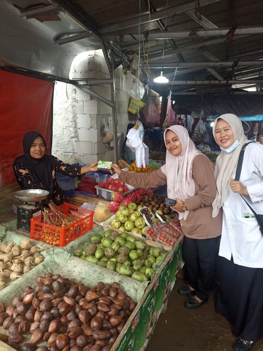 DKBP3A Bagikan Kondom ke Pedagang Pasar Tradisional Bagi Warga yang Tidak Sempat ke Puskesmas 5 DKBP3A Bagikan Kondom ke Pedagang Pasar Tradisional Bagi Warga yang Tidak Sempat ke Puskesmas