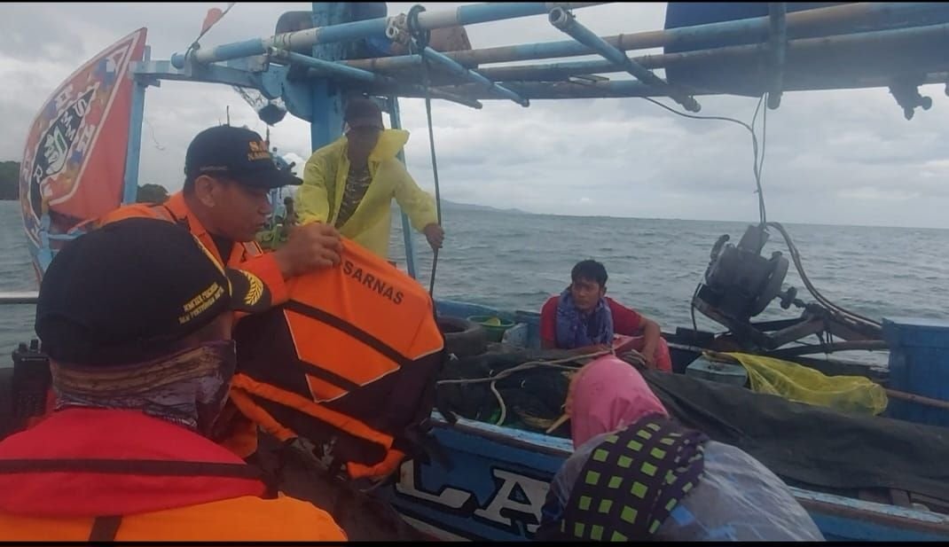 Mati Mesin, Enam Nelayan Terombang-Ambing Perairan Selat Sunda 1 Mati Mesin, Enam Nelayan Terombang-Ambing Perairan Selat Sunda