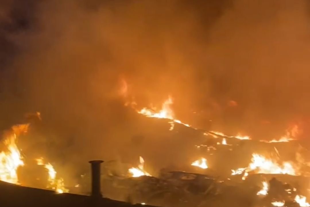 BREAKING NEWS! Kebakaran Kapal di Galangan PT Timas Kota Cilegon 8 BREAKING NEWS! Kebakaran Kapal di Galangan PT Timas Kota Cilegon