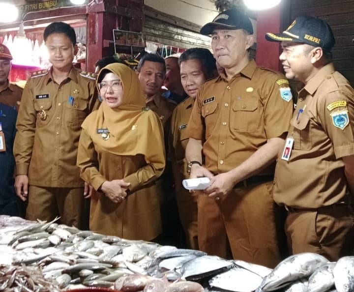 Bupati Dewi Pastikan Kebutuhan Pangan Warga Terpenuhi dan Akan Gelar Operasi Pasar di Pandeglang 3 Bupati Dewi Pastikan Kebutuhan Pangan Warga Terpenuhi dan Akan Gelar Operasi Pasar di Pandeglang
