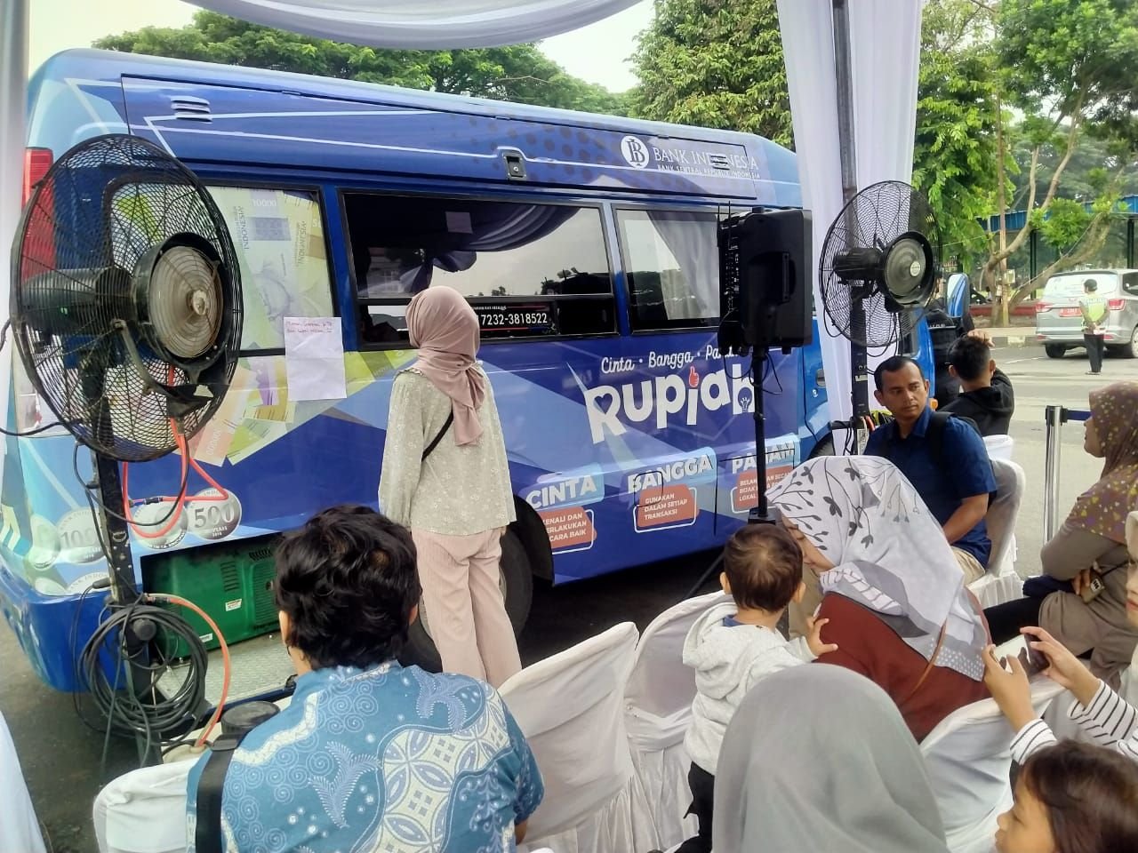 Warga Rela Menempuh Perjalanan Dua Jam dari Tangerang Hanya untuk Tukar Uang di Rangkasbitung