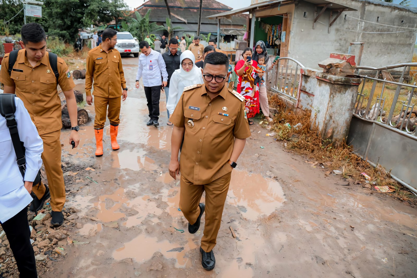 Gercep Langsung Turun Tinjau Jalan Rusak di Serang, Gubernur Banten Janjikan Percepatan Perbaikan