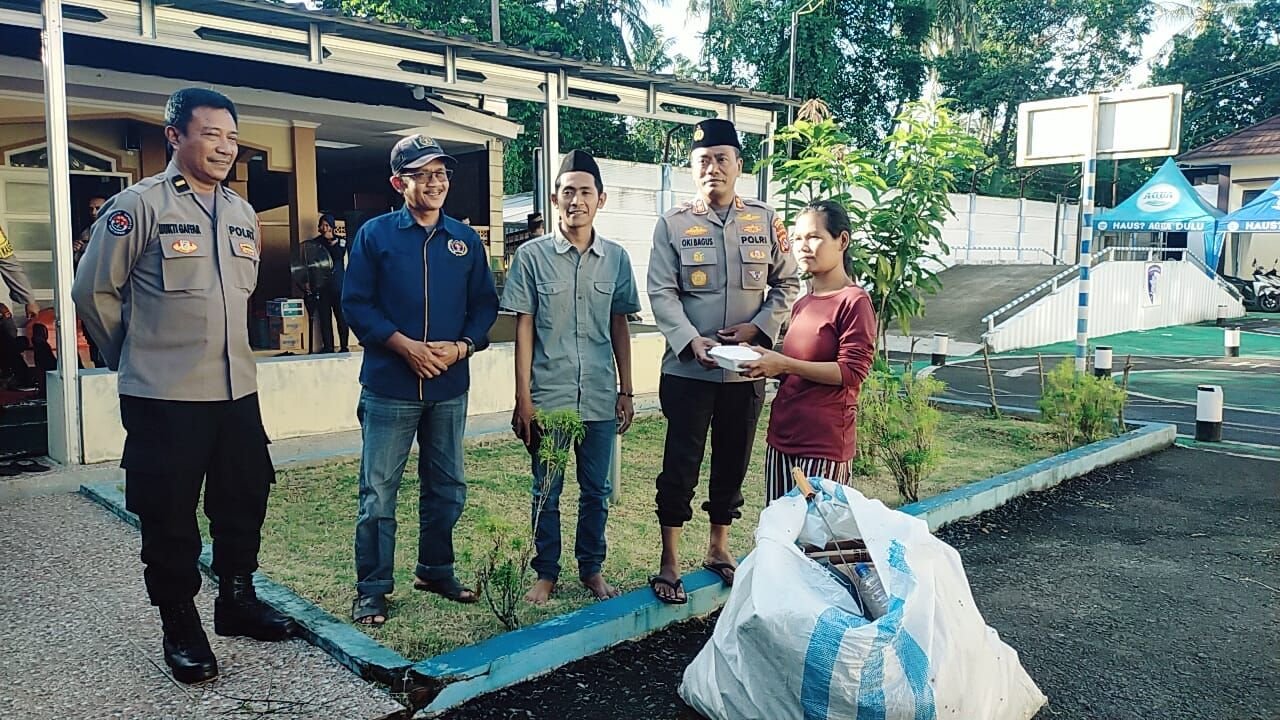 Kolaborasi Polres Pandeglang dan PWI, Bagi-bagi Takjil Gratis untuk Warga 1 Kolaborasi Polres Pandeglang dan PWI, Bagi-bagi Takjil Gratis untuk Warga