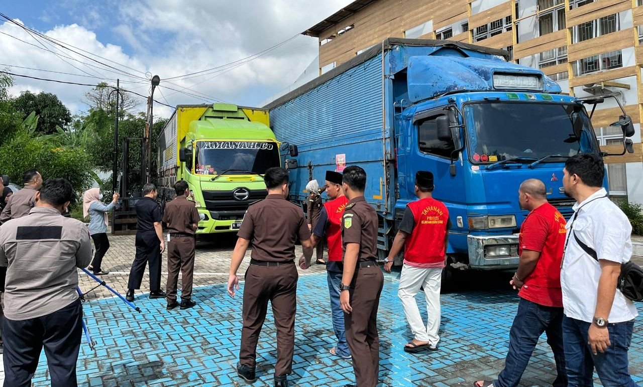 Rugikan Negara Rp11,9 Miliar, Bea dan Cukai Merak Serahkan Tersangka Pengedar 12 Juta Batang Rokok Ilegal