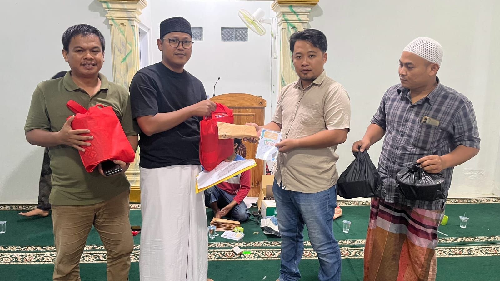 Tabungan Lebaran, Warga Kompleks Karisma Kota Serang Berhasil Kumpulkan Uang hingga Puluhan Juta 2 Tabungan Lebaran, Warga Kompleks Karisma Kota Serang Berhasil Kumpulkan Uang hingga Puluhan Juta