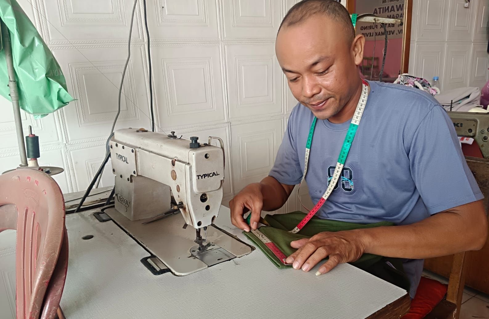 Tukang Jahit Pakaian di Kota Serang Kebanjiran Pesanan Jelang Lebaran, per Bisa 100 Orderan Masuk