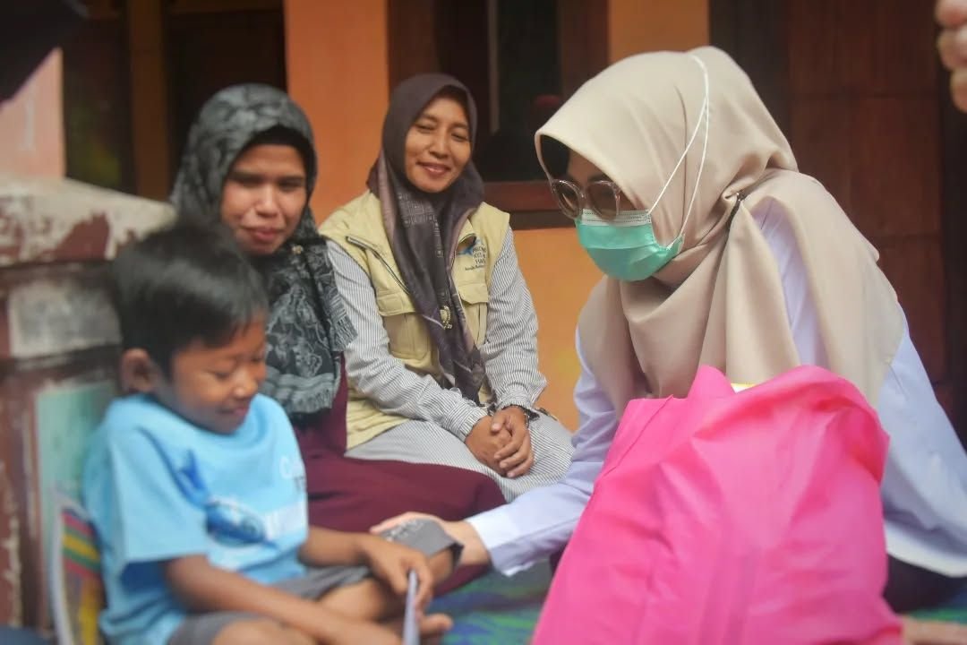 Peduli Kesehatan Masyarakat, Bupati Pandeglang Jenguk Penderita TBC dan Kelumpuhan di Pulosari 10 Peduli Kesehatan Masyarakat, Bupati Pandeglang Jenguk Penderita TBC dan Kelumpuhan di Pulosari