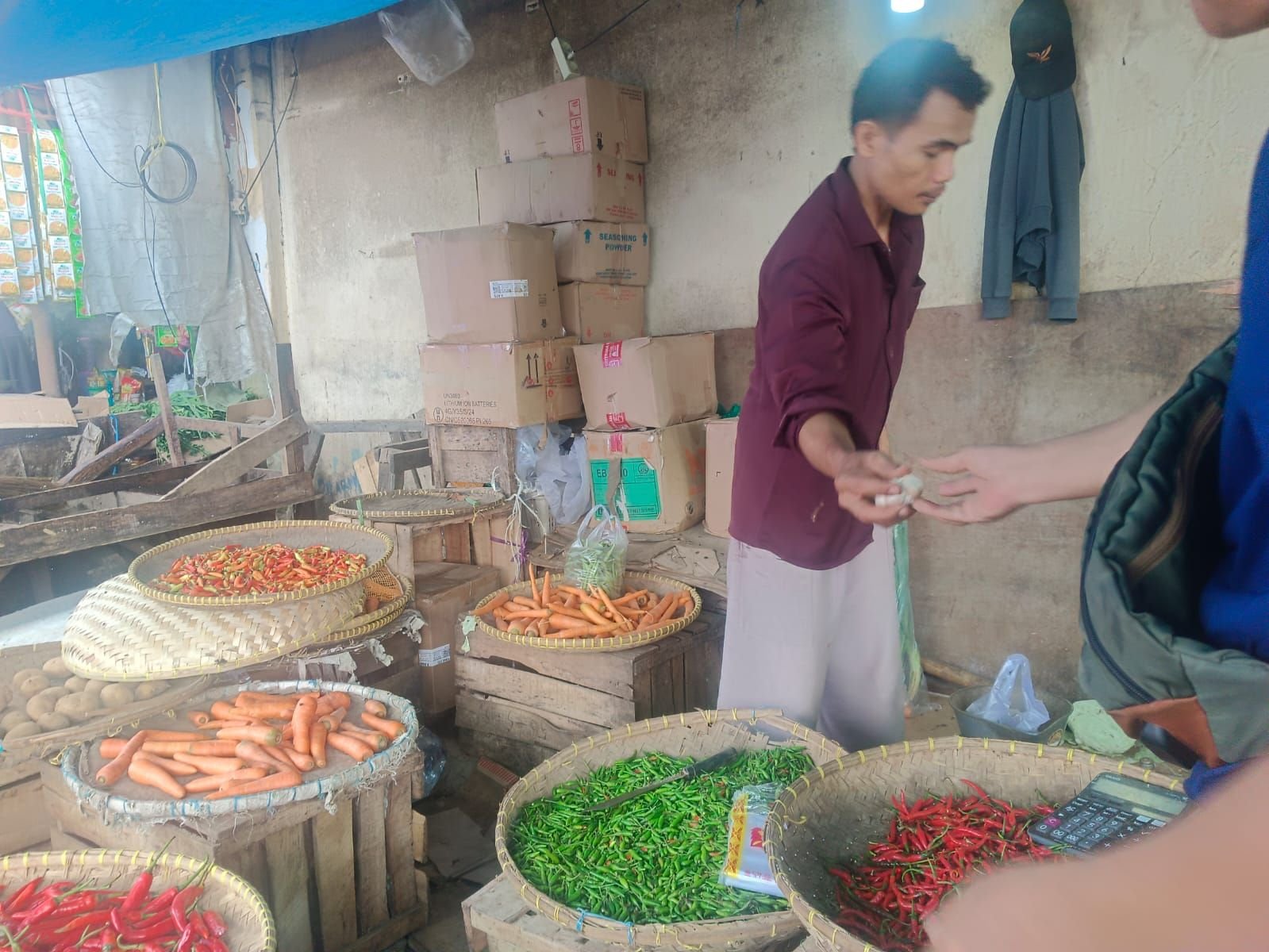 H-13 Lebaran Harga Cabai Merah Turun, Bawang Merah Tetap Mahal di Pasar Induk Rau Serang 1 H-13 Lebaran Harga Cabai Merah Turun, Bawang Merah Tetap Mahal di Pasar Induk Rau Serang