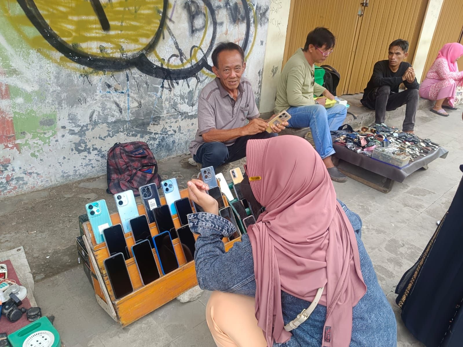 HP Bekas di Gang Rendah Kota Serang Banyak Diburu Harga Rp700 Ribu Spek Gahar 4 HP Bekas di Gang Rendah Kota Serang Banyak Diburu Harga Rp700 Ribu Spek Gahar