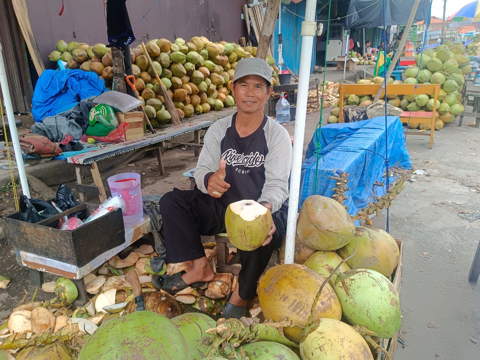 Laris Manis! Penjualan Kelapa Muda di Pasar Lama Serang Meningkat Pesat Selama Ramadan 3 Laris Manis! Penjualan Kelapa Muda di Pasar Lama Serang Meningkat Pesat Selama Ramadan