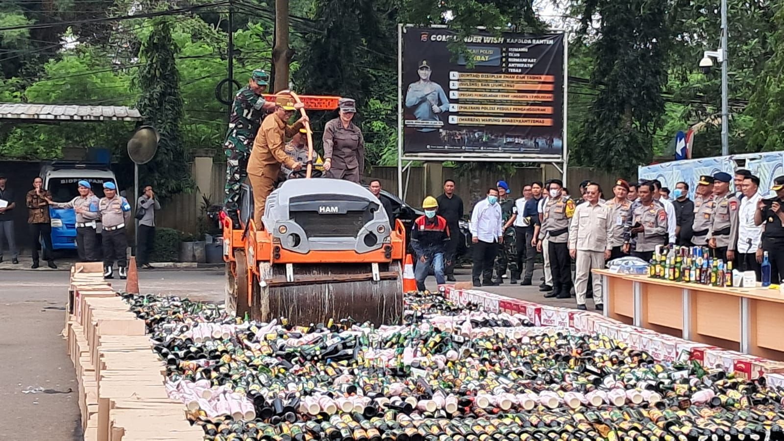 Hasil Operasi Pekat Maung Ramadan, Polda Banten Musnahkan 22.524 Botol Miras