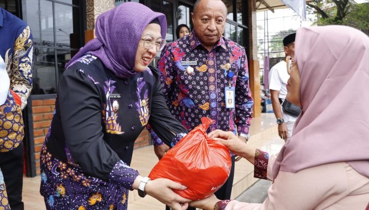 Wabup Tangerang Intan Sambangi Gerakan Pangan Murah di Balaraja untuk Sambut Idul Fitri 4 Wabup Tangerang Intan Sambangi Gerakan Pangan Murah di Balaraja untuk Sambut Idul Fitri