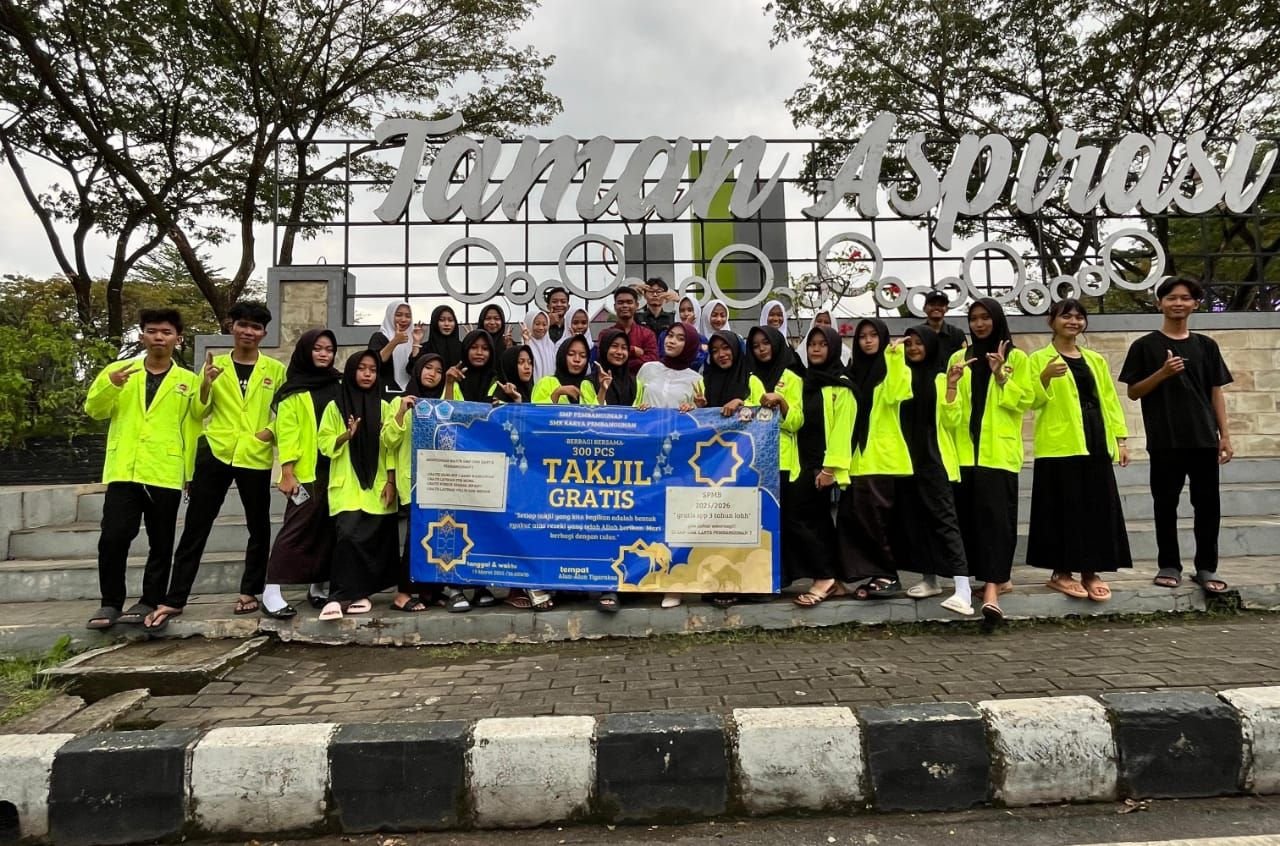 Ramadhan Ceria! OSIS SMP dan SMK Karya Pembagunan Bagikan 300 Takjil Gratis ke Pengguna Jalan di Tigaraksa