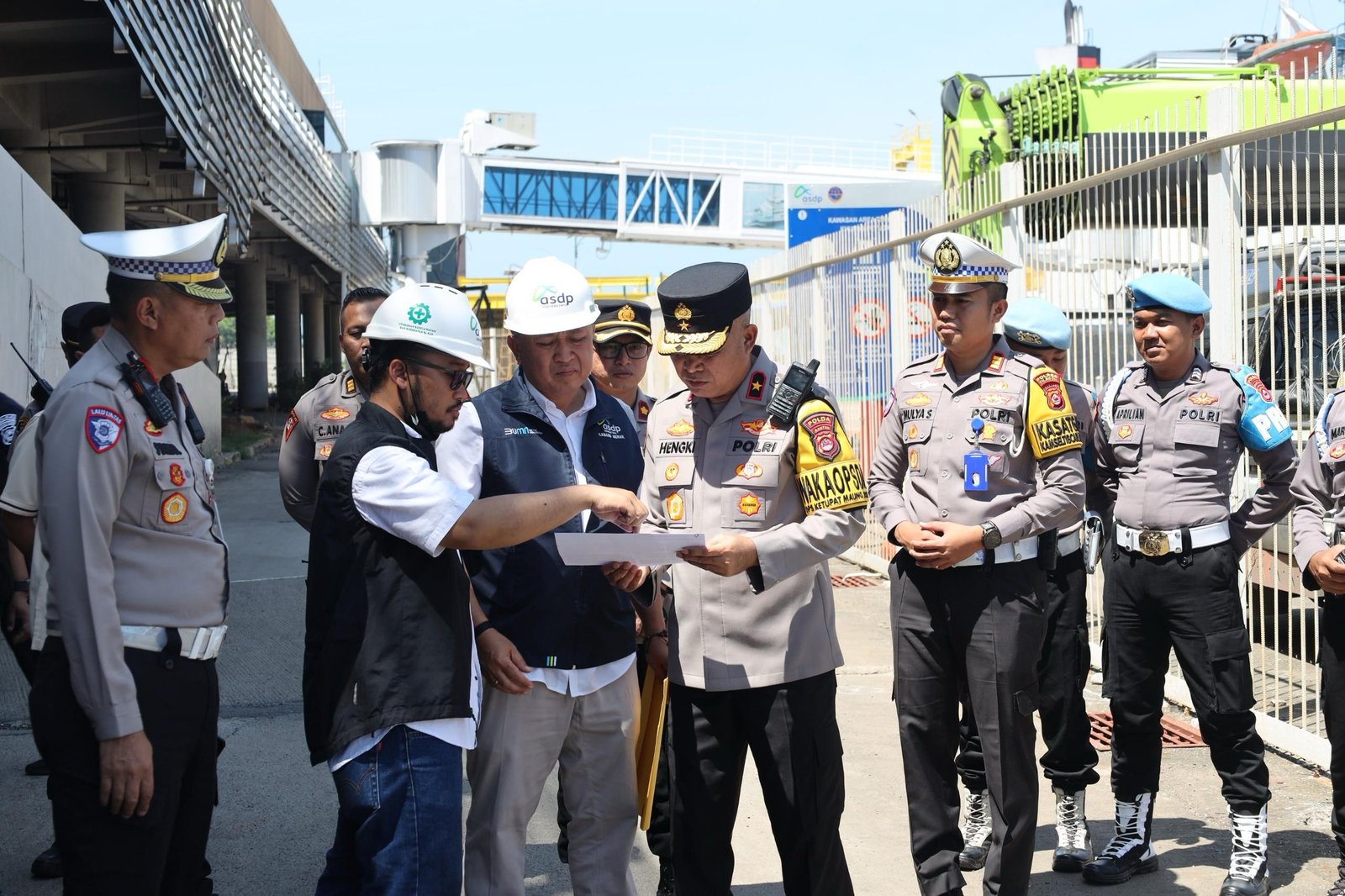 Sudah Mulai Libur Sekolah, Wakapolda Banten Cek Kondisi Mudik di Pelabuhan Merak 8 Sudah Mulai Libur Sekolah, Wakapolda Banten Cek Kondisi Mudik di Pelabuhan Merak