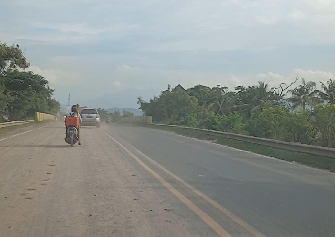 Ceceran Tanah Kotori Jalan Akses Tol Cilegon Timur, Diduga dari Proyek Perumahan 5 Ceceran Tanah Kotori Jalan Akses Tol Cilegon Timur, Diduga dari Proyek Perumahan