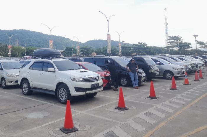 Niat Hati Ingin Hindari Kemacetan, Pemudik yang Pulang Lebih Awal Tetap Terjebak 3 Jam di Pelabuhan Merak 1 Niat Hati Ingin Hindari Kemacetan, Pemudik yang Pulang Lebih Awal Tetap Terjebak 3 Jam di Pelabuhan Merak