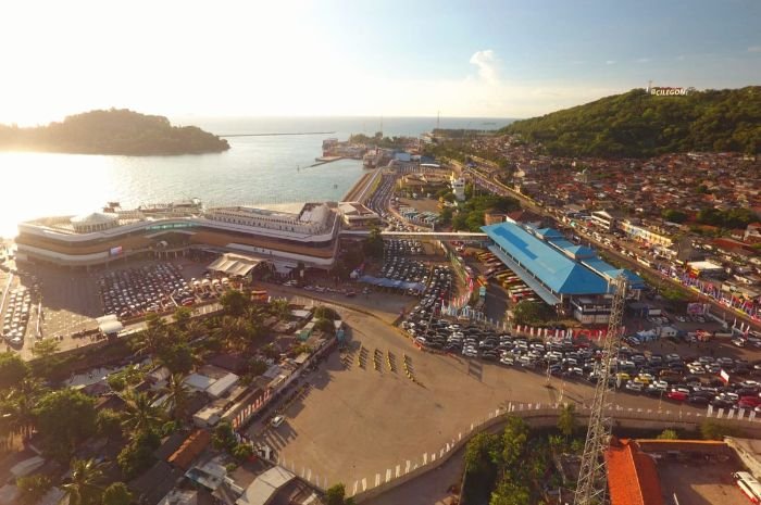 Antrean Masuk Kapal Lama, ASDP Sebut Banyak Pemudik Masuk Pelabuhan Merak Tak Sesuai Jadwal 2 Antrean Masuk Kapal Lama, ASDP Sebut Banyak Pemudik Masuk Pelabuhan Merak Tak Sesuai Jadwal