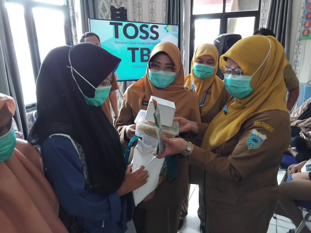 Pandeglang Targetkan Bebas TBC, Bupati Imbau Masyarakat Rutin Cek Kesehatan 9 Pandeglang Targetkan Bebas TBC, Bupati Imbau Masyarakat Rutin Cek Kesehatan