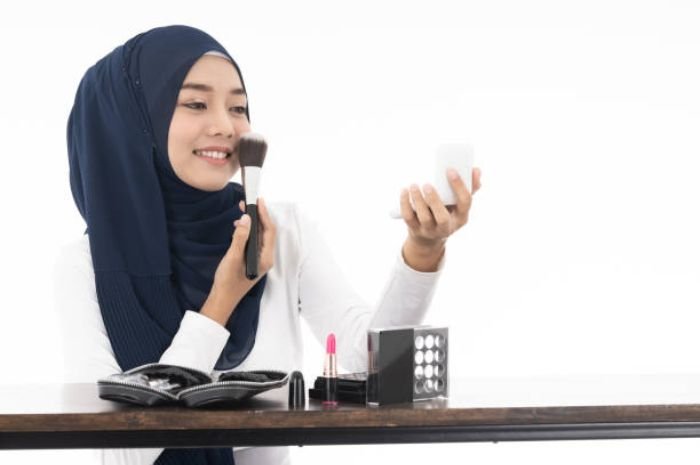 4 Tips Menjaga Kesehatan Kulit Wajah Selama Puasa Ramadhan, Dijamin Glowing Saat Lebaran 2025