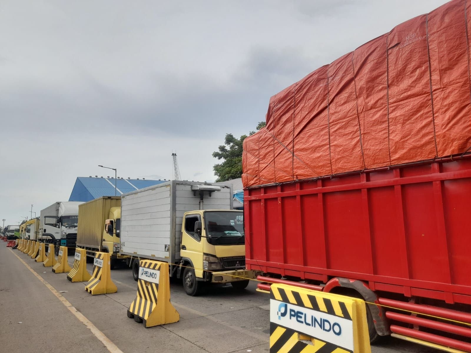 Sopir Truk Tertahan 7 Jam di Pelabuhan Ciwandan, Penyebabnya Masih Misteri 10 Sopir Truk Tertahan 7 Jam di Pelabuhan Ciwandan, Penyebabnya Masih Misteri