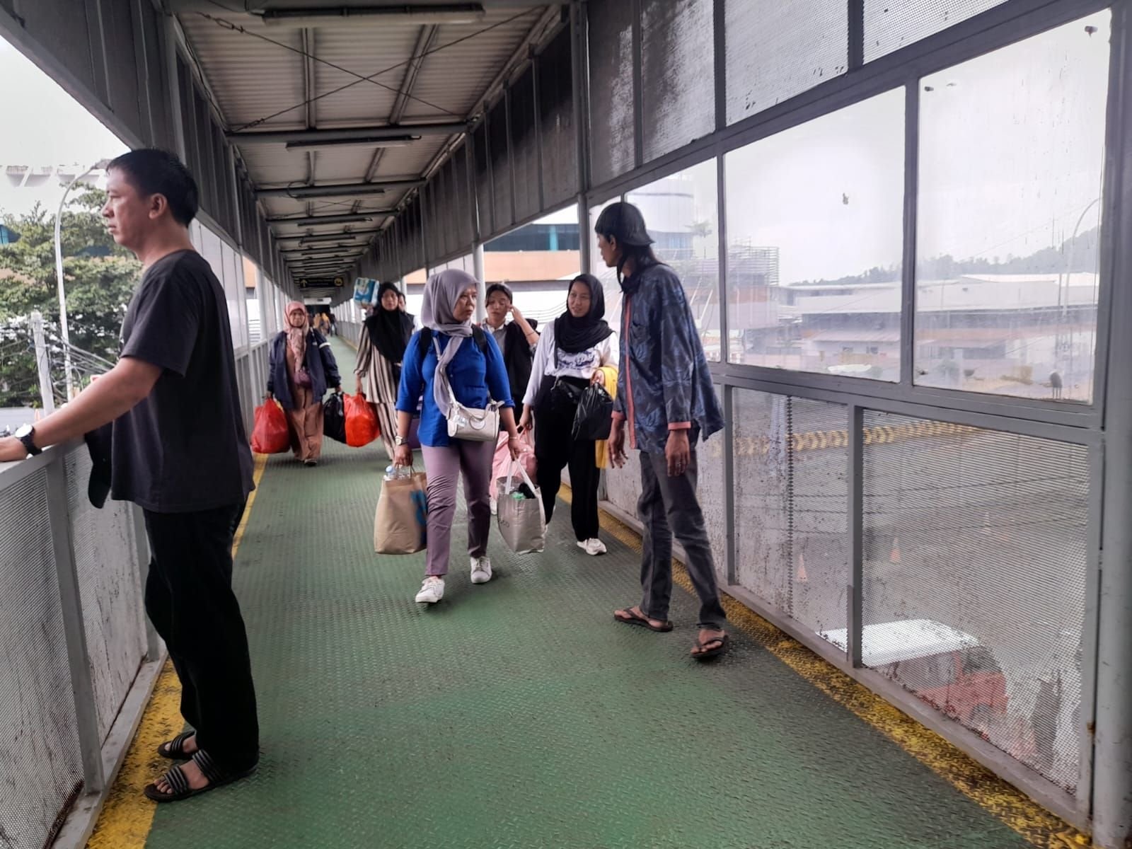 Dua Pemudik Terjatuh ke Laut Saat Menaiki Kapal di Pelabuhan Merak, Terselamatkan Usai Dilempar Pelampung 1 Dua Pemudik Terjatuh ke Laut Saat Menaiki Kapal di Pelabuhan Merak, Terselamatkan Usai Dilempar Pelampung