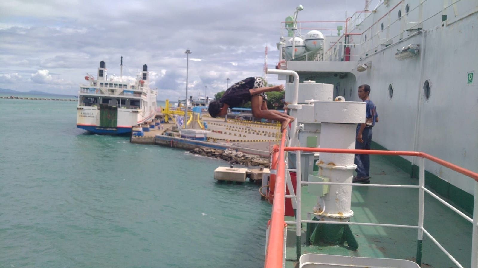 Tantang Maut Demi Receh di Permukaan Selat Sunda, Anak Logam Kumpulkan Rp300 Ribu Per hari 4 Tantang Maut Demi Receh di Permukaan Selat Sunda, Anak Logam Kumpulkan Rp300 Ribu Per hari
