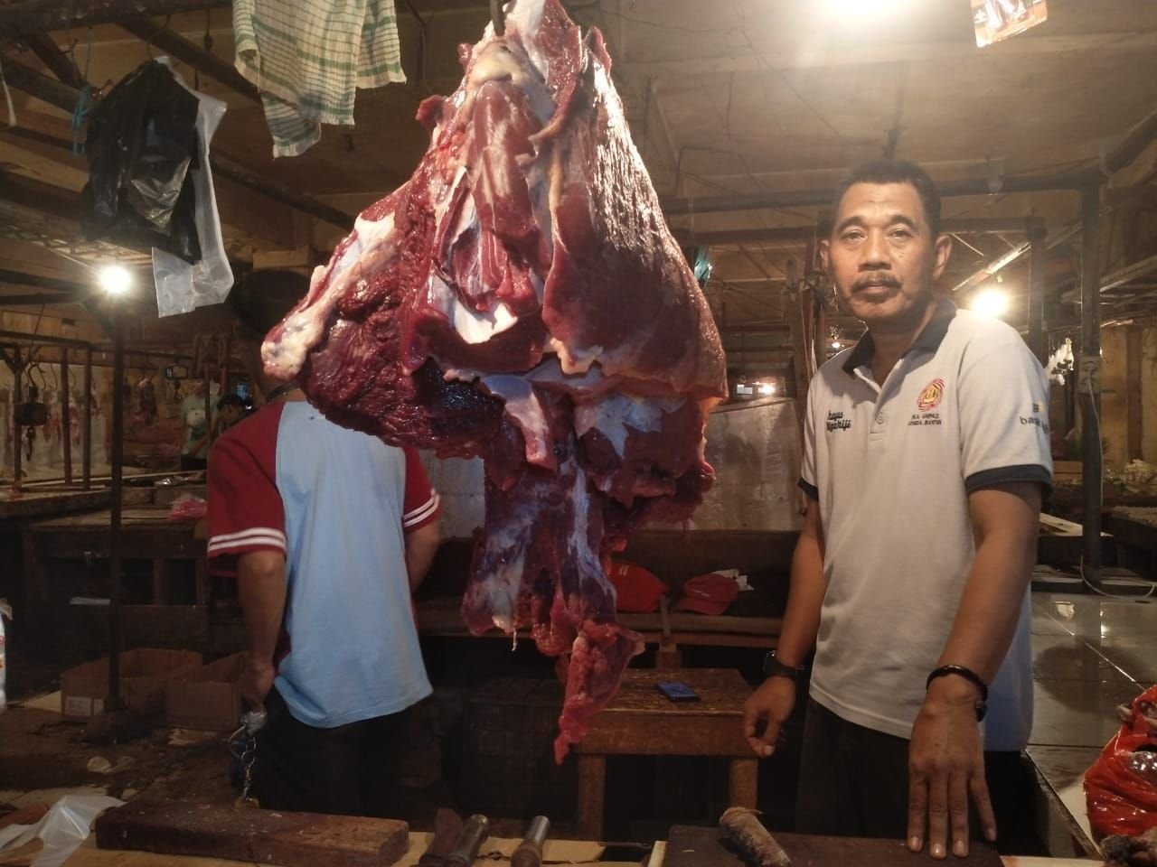 Pembeli Daging Sapi di Pasar Induk Rau Pada H-1 Lebaran 2025 Sepi, Daya Beli Menurun? 2 Pembeli Daging Sapi di Pasar Induk Rau Pada H-1 Lebaran 2025 Sepi, Daya Beli Menurun?