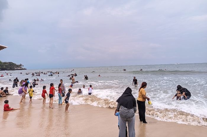 Cuaca Mendukung, Wisatawan Terus Berdatangan ke Pantai Anyar Manfaatkan Libur Lebaran 2025