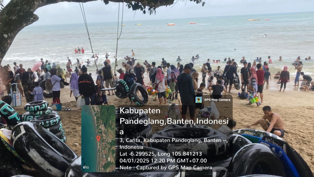 Tak Hanya Anyer, Pantai Carita Juga Padat Didatangi Wisatawan Mumpung Libur Lebaran 2025 2 Tak Hanya Anyer, Pantai Carita Juga Padat Didatangi Wisatawan Mumpung Libur Lebaran 2025