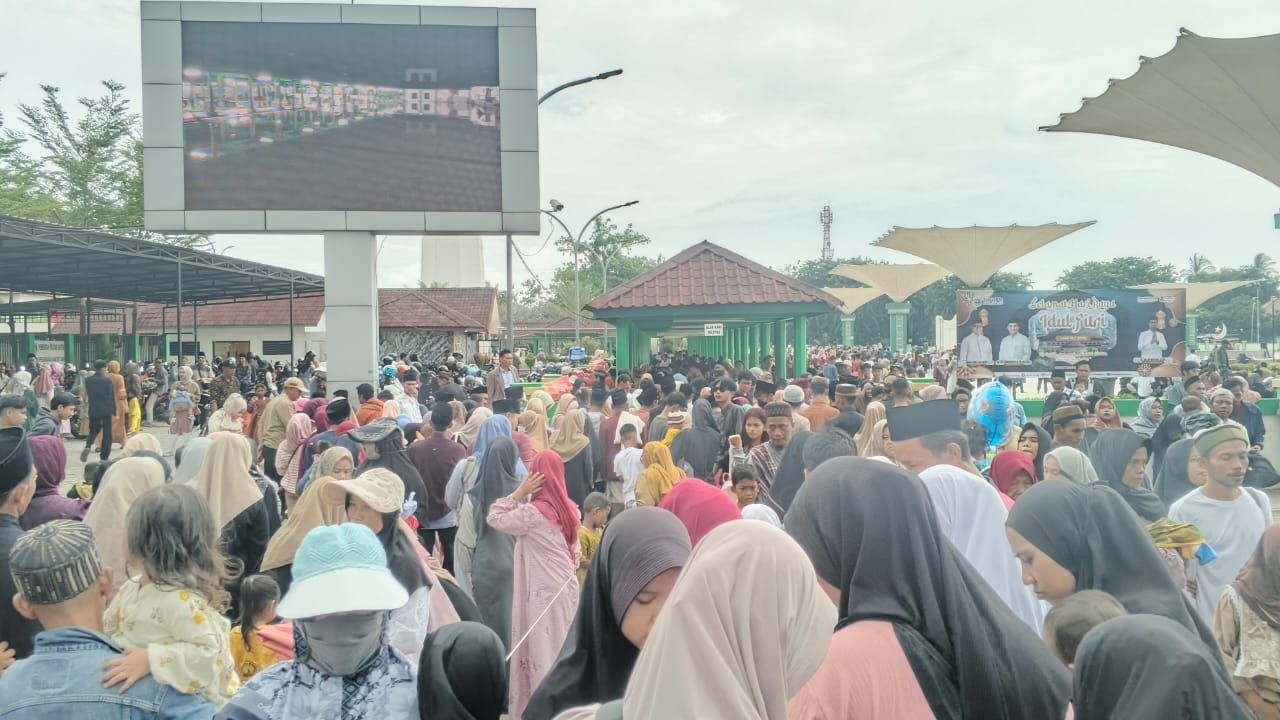Banten Lama Dibanjiri Peziarah, Ribuan Pengunjung Memadati Makam Sultan Maulana Hasanuddin 2 Banten Lama Dibanjiri Peziarah, Ribuan Pengunjung Memadati Makam Sultan Maulana Hasanuddin