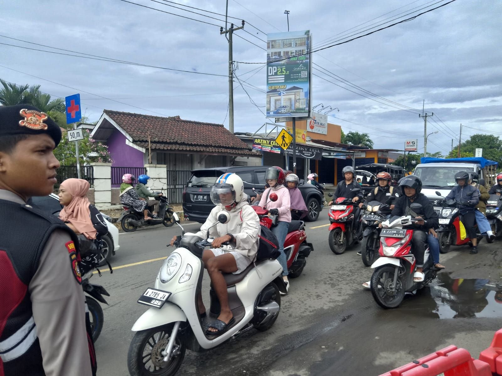 Ruas Jalan Rangkasbitung-Pandeglang Padat Kendaraan Wisatawan, Macet hingga Tiga Kilometer 2 Ruas Jalan Rangkasbitung-Pandeglang Padat Kendaraan Wisatawan, Macet hingga Tiga Kilometer