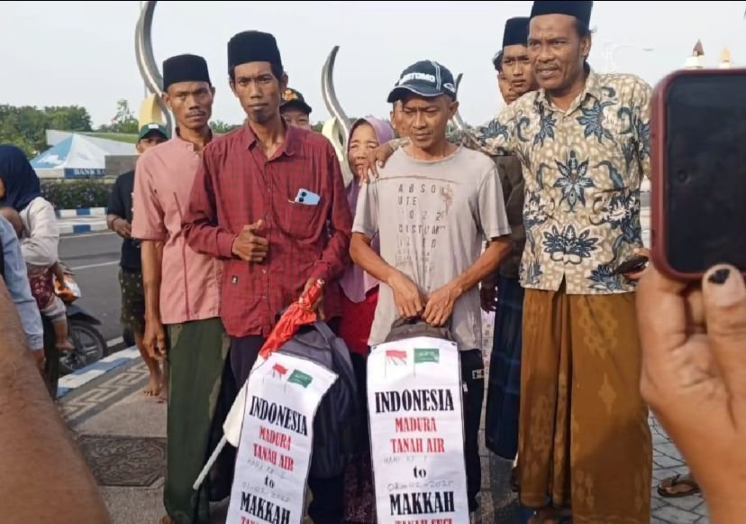 Putar Balik di Cilegon, Dua Pemuda asal Madura Batal Ibadah Haji dengan Jalan Kaki Ke Mekkah 1 Putar Balik di Cilegon, Dua Pemuda asal Madura Batal Ibadah Haji dengan Jalan Kaki Ke Mekkah
