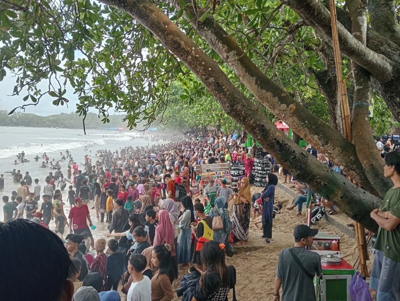 Ratusan Ribu Wisatawan Banjiri Kawasan Wisata Pantai di Banten pada H+2 Lebaran 2025 9 Ratusan Ribu Wisatawan Banjiri Kawasan Wisata Pantai di Banten pada H+2 Lebaran 2025