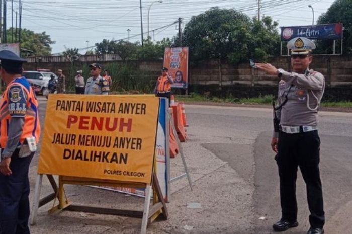 Jalan Raya Anyer Diberlakukan One Way Situasional 7 Jalan Raya Anyer Diberlakukan One Way Situasional