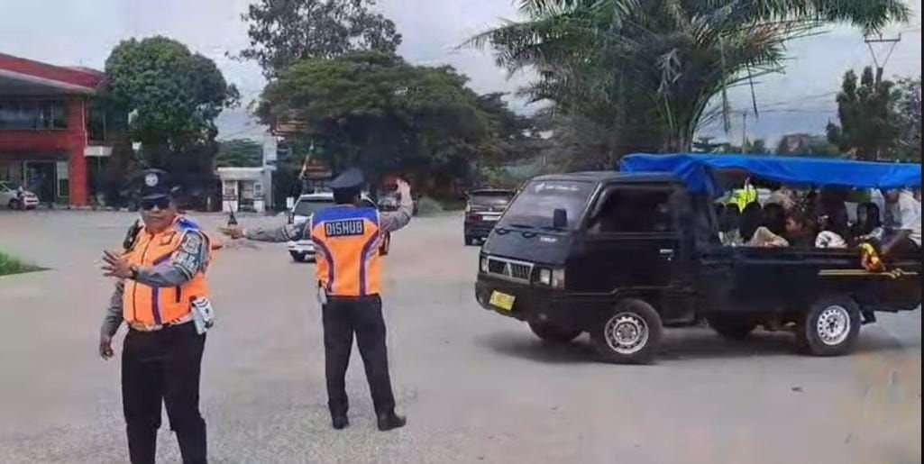 Pantai Anyer Penuh Hingga Esok, Petugas Putar Balik Kendaraan di JLS Cilegon 8 Pantai Anyer Penuh Hingga Esok, Petugas Putar Balik Kendaraan di JLS Cilegon