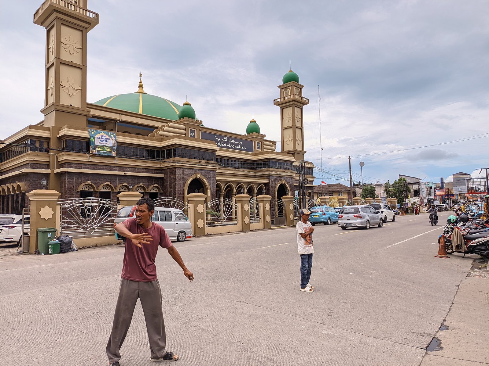 Pengunjung Berkurang, Arus Lalu Lintas di Anyar Kembali Lengang 5 Pengunjung Berkurang, Arus Lalu Lintas di Anyar Kembali Lengang
