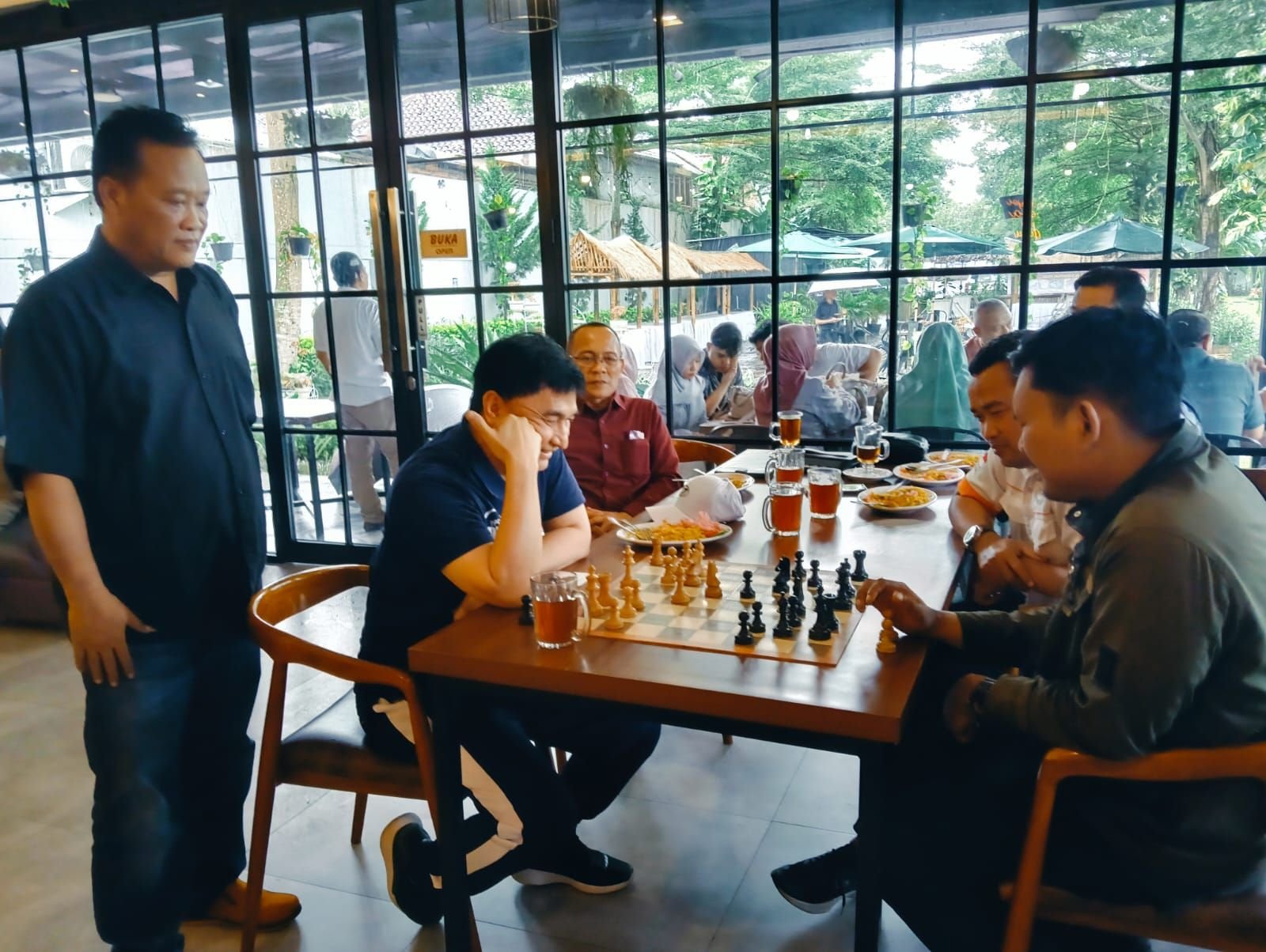 Dukung UMKM dan Atlet Catur, Dimyati Natakusumah Hadiri Soft Opening Cafe dan Buka Turnamen Catur di Pandeglang 1 Dukung UMKM dan Atlet Catur, Dimyati Natakusumah Hadiri Soft Opening Cafe dan Buka Turnamen Catur di Pandeglang