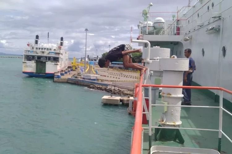 Edisi Arus Mudik Lebaran 2025, Anak Koin Pelabuhan Merak Bisa Kumpulkan Receh Sampai Rp1 Juta Per Hari 8 Edisi Arus Mudik Lebaran 2025, Anak Koin Pelabuhan Merak Bisa Kumpulkan Receh Sampai Rp1 Juta Per Hari