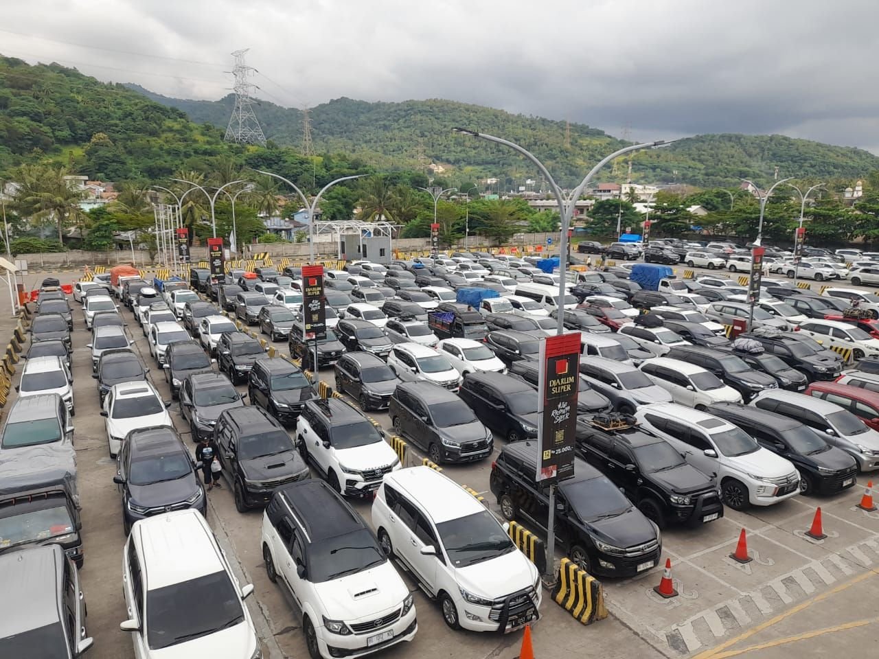 Pelabuhan Merak Masih Dipadati Kendaraan, 69.908 Orang Menyeberang ke Sumatera